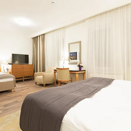Hotel Avalon Garni 4*