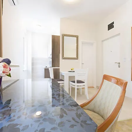 Avalon Garni 4*